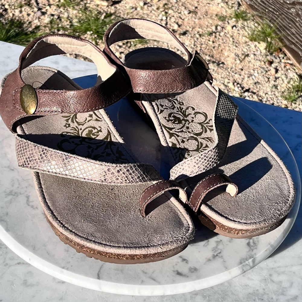 Aetrex Women's Georgia, Toe Loop Sandal,  Brown Croc, Size 9.5